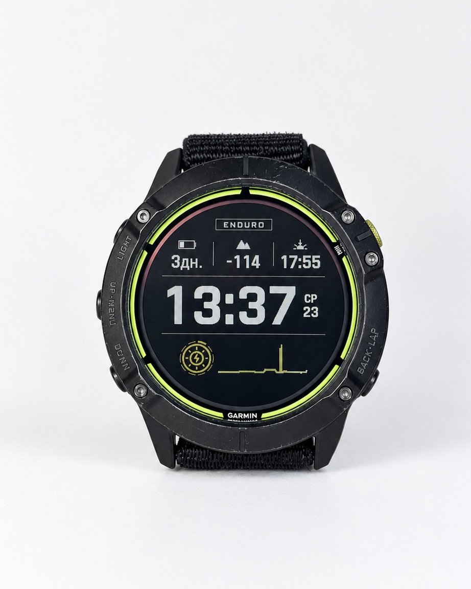 Часы Garmin Enduro на белом фоне